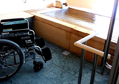 車椅子のまま洗い場に入れるバリアフリーの貸切露天風呂「雲」